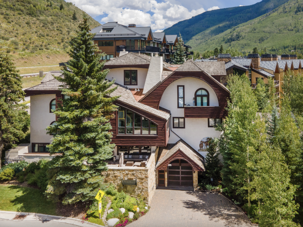 Luxury Vail Village 4 Bedroom Vacation Condo - Walk to Lifts